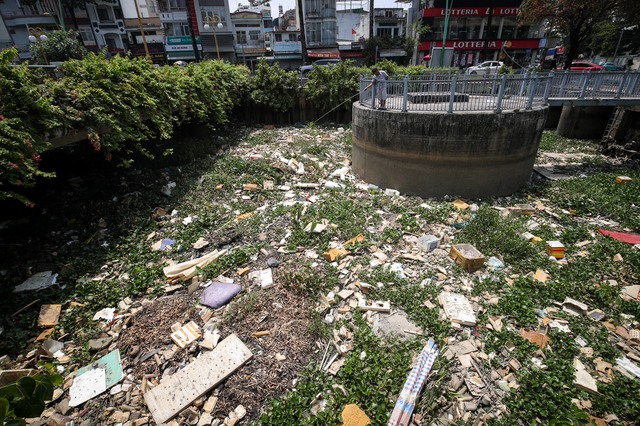 Kênh Nhiêu Lộc - Thị Nghè ngập rác, TP.HCM yêu cầu vớt sạch ngay- Ảnh 2.
