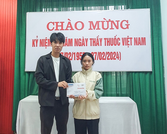 Trao tiền bạn đọc giúp đỡ em Diệu Linh- Ảnh 1.