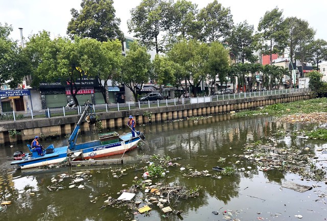 Kênh Nhiêu Lộc - Thị Nghè ngập rác, TP.HCM yêu cầu vớt sạch ngay- Ảnh 1.