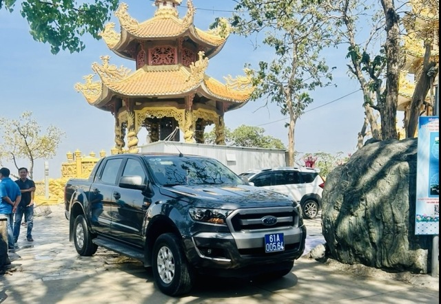 Bình Dương: Chính quyền phản hồi thông tin người dân phản ánh 'xe biển xanh đậu nghênh ngang trong sân chùa'- Ảnh 2.