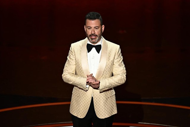 Jimmy Kimmel đáp trả khi bị ông Donald Trump chê dẫn Oscar quá tệ- Ảnh 1.