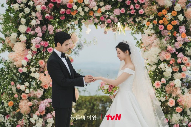 Phim 'Nữ hoàng nước mắt' có Kim Soo Hyun và Kim Ji Won gây sốt- Ảnh 1.