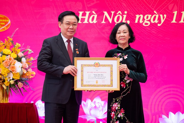 Chủ tịch Quốc hội Vương Đình Huệ nhận Huy hiệu 40 năm tuổi Đảng- Ảnh 1.