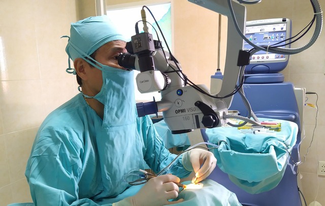 Bệnh viện Mắt Sài Gòn Cần Thơ phẫu thuật thành công 40.000 ca đục thủy tinh thể- Ảnh 2.