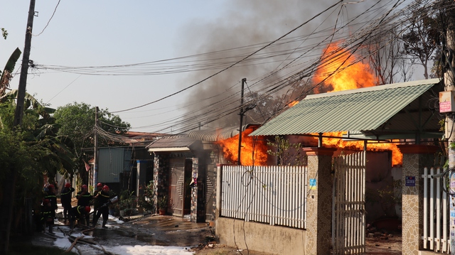 Bình Phước: Kịp thời dập tắt đám cháy trong khu dân cư- Ảnh 2.