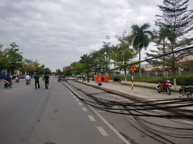 Quảng Ngãi: Xe đầu kéo làm gãy 4 trụ điện, khiến 300 hộ dân mất điện- Ảnh 1.