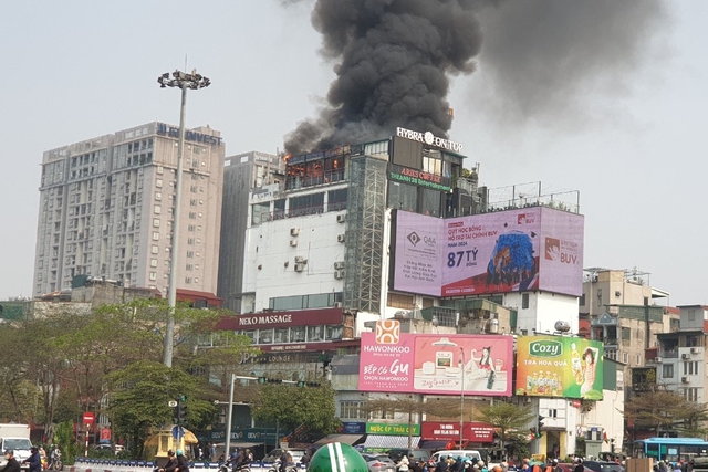 Cháy quán cà phê, khói lửa bốc cao, nhiều người tháo chạy- Ảnh 1.