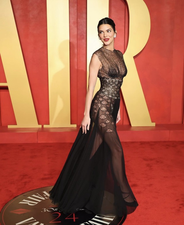 Tiệc hậu Oscar, chiếc váy của chị em nhà Kendall được gọi tên nhiều nhất- Ảnh 3.