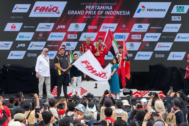 Đại diện Bình Định - Việt Nam nhận cờ luân lưu từ đơn vị tổ chức chặng Grand Prix of Indonesia tại hồ Toba vào đầu tháng 3