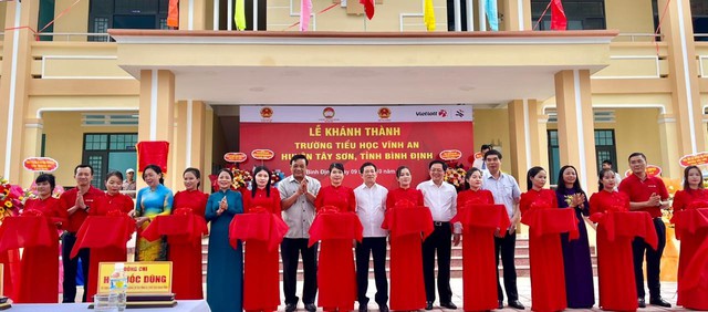 Lễ khánh thành trường tiểu học Vĩnh An, tỉnh Bình Định do Vietlott và người trúng thưởng đóng góp xây dựng
