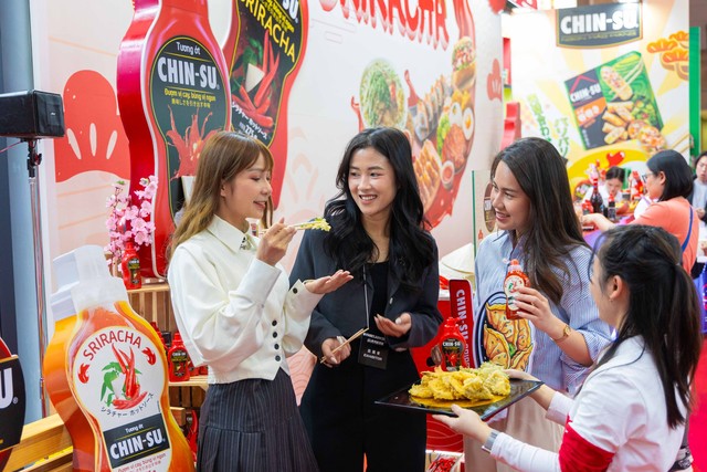 Tiếp nối và đẩy mạnh chiến lược Go Global, Chin-su đã cho ra mắt tương ớt Sriracha tại Foodex Nhật Bản 2024