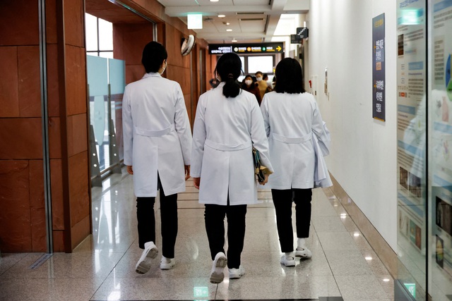 Hàng ngàn sinh viên y Hàn Quốc đòi nghỉ học tập thể- Ảnh 1.