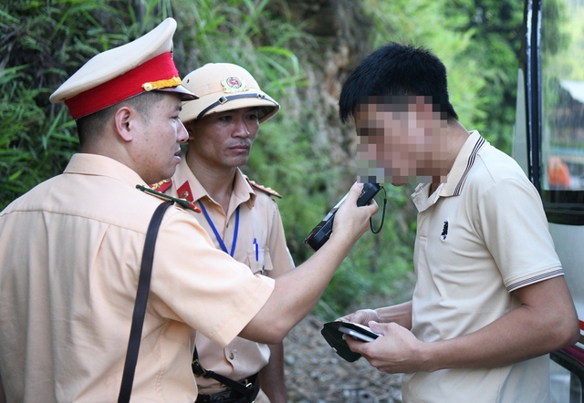 'Uống cốc bia hôm trước, sáng nay vẫn bị phạt nồng độ cồn thì vô lý'- Ảnh 2.