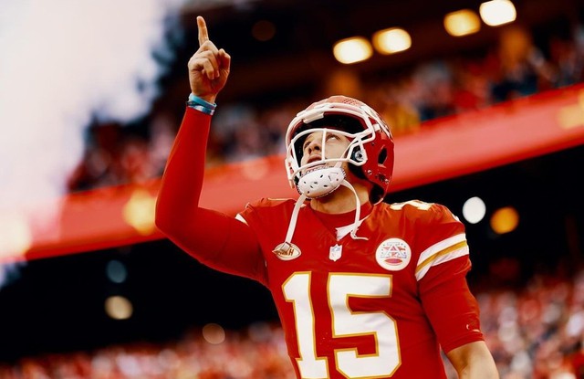 Patrick Mahomes shows off a sweet moment celebrating his 2nd wedding anniversary - Photo 2.
