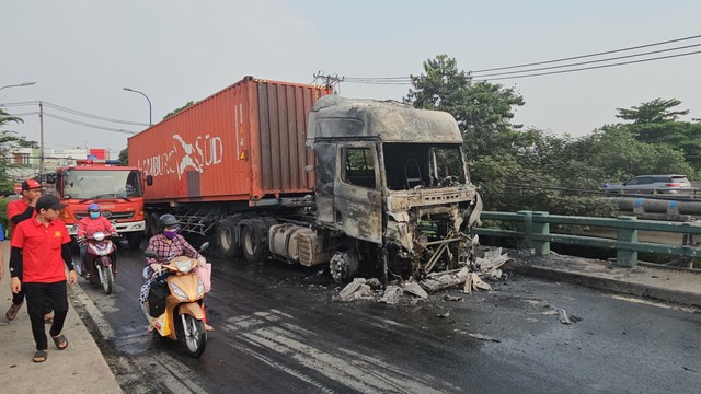 TP.HCM: Xe container lên cầu bất ngờ phát cháy, tài xế bung cửa thoát thân- Ảnh 2.