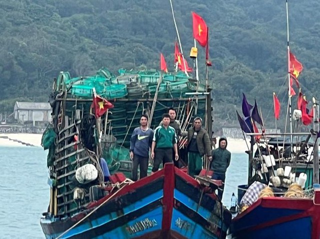 Chìm tàu cá ở Quảng Ninh, 5 ngư dân Thanh Hóa được cứu sống- Ảnh 1.