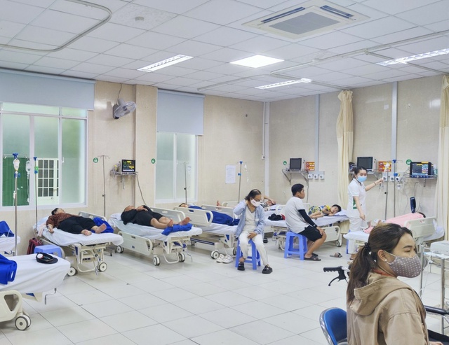 Số nạn nhân nhập viện sau khi ăn cơm gà ở Nha Trang đã hơn 200 người- Ảnh 1.