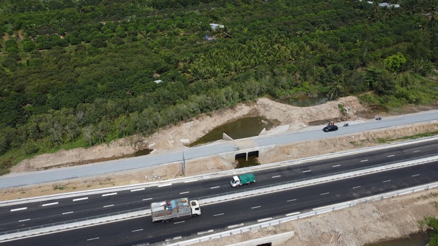 Khảo sát vụ vườn cây bị ngập do thi công đường gom cao tốc Mỹ Thuận - Cần Thơ- Ảnh 4.