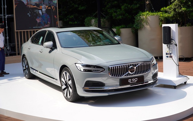 Volvo S90 Recharge giá 2,89 tỉ đồng, xe lai điện tiết kiệm xăng nhất Việt Nam- Ảnh 1.