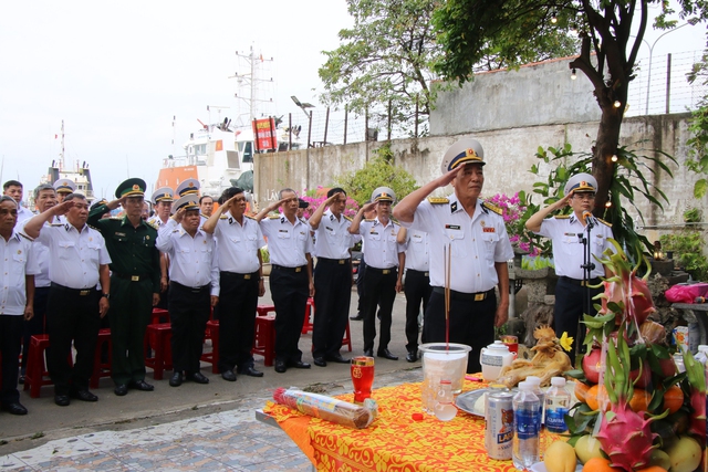 Các cựu binh, thân nhân làm mâm giỗ chung để tưởng nhớ anh hùng - liệt sĩ Gạc Ma,  tại TP.Đà NẵngẢnh: HOÀNG SƠN