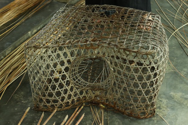 Một ngày làm bánh tráng nước dừa, giăng lưới bắt cá cùng người dân Sông Cầu- Ảnh 11.