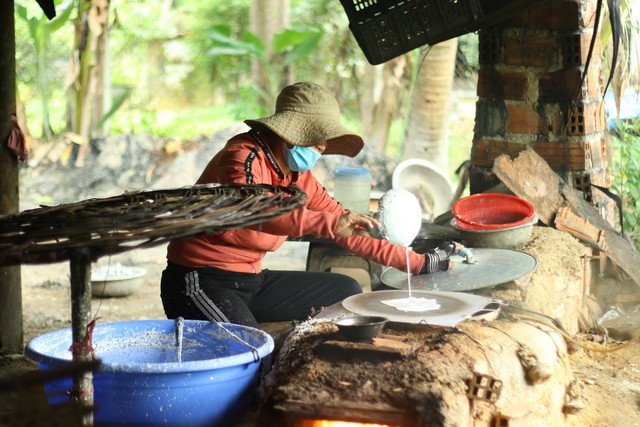 Một ngày làm bánh tráng nước dừa, giăng lưới bắt cá cùng người dân Sông Cầu- Ảnh 7.