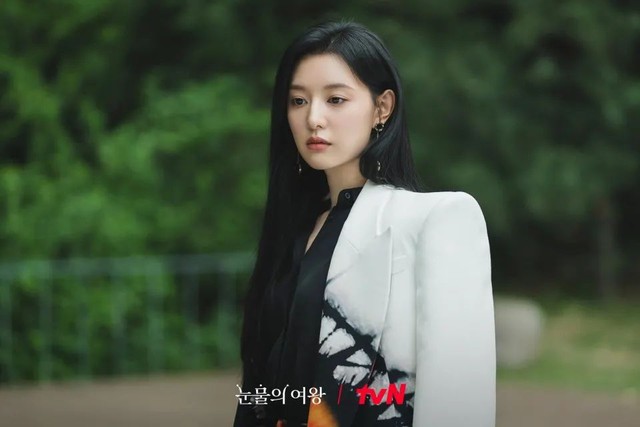 Trang phục của Kim Ji Won được khen nức nở trong tập đầu của Queen Of Tears
 - Ảnh 4.