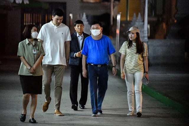 Ông Thaksin đi chùa sớm trong lần đầu xuất hiện công khai- Ảnh 1.