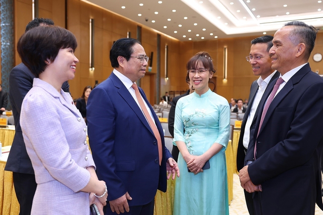 Thủ tướng Phạm Minh Chính trao đổi với các đại biểu dự hội nghịẢnh: TTXVN