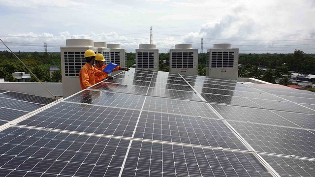 Thủ tướng Chính phủ yêu cầu Bộ Công thương có cơ chế khuyến khích phát triển điện mặt trời áp mái lắp đặt tại nhà dân, cơ quan công sở, khu công nghiệp tự sản, tự tiêu