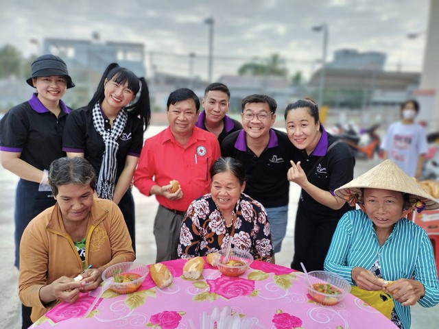 Người giúp đỡ cả chục ngàn mảnh đời: 'Cách từ thiện dễ nhất là cơm 0 đồng...'- Ảnh 1.