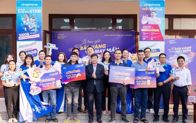 VinaPhone trao ‘vàng’ cho nhiều khách hàng trúng giải ở Lâm Đồng- Ảnh 1.