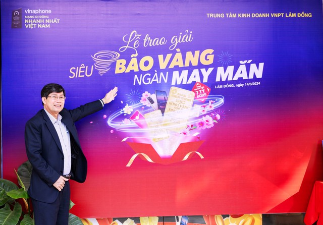 VinaPhone trao ‘vàng’ cho nhiều khách hàng trúng giải ở Lâm Đồng- Ảnh 2.