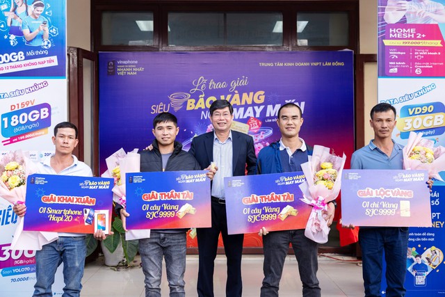 VinaPhone trao ‘vàng’ cho nhiều khách hàng trúng giải ở Lâm Đồng- Ảnh 3.
