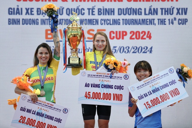 Tay đua người Nga giúp chủ nhà thắng lớn giải xe đạp nữ quốc tế Bình Dương- Ảnh 1.