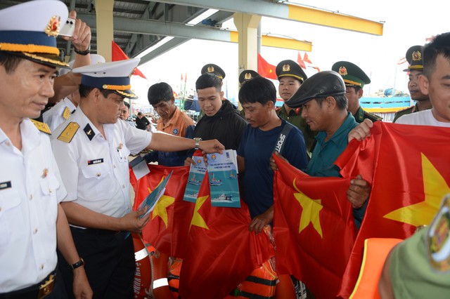 Vùng 3 Hải quân kịp thời động viên, hỗ trợ chiến sĩ, nhân dân vùng biển đảo- Ảnh 1.