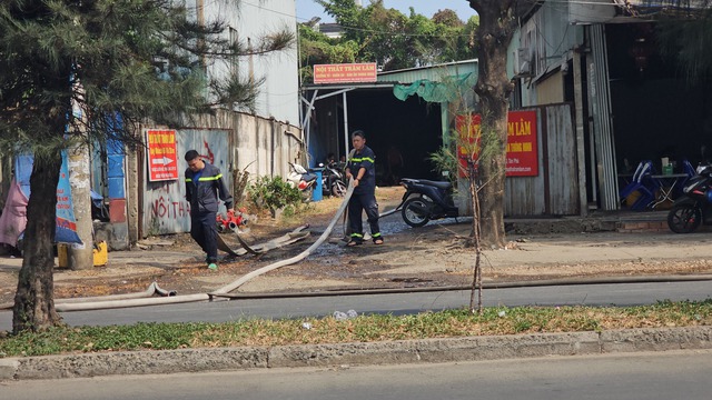 2 vụ đốt cỏ rác cháy lan giữa nắng nóng gây hoảng loạn ở Tân Phú- Ảnh 2.