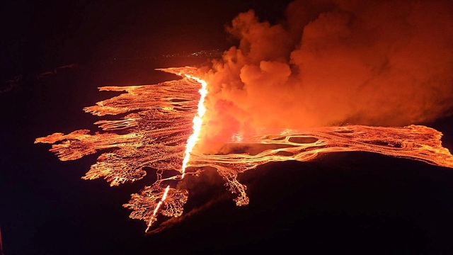 Núi lửa lại phun trào ở Iceland, cảnh sát ban bố tình trạng khẩn cấp- Ảnh 1.