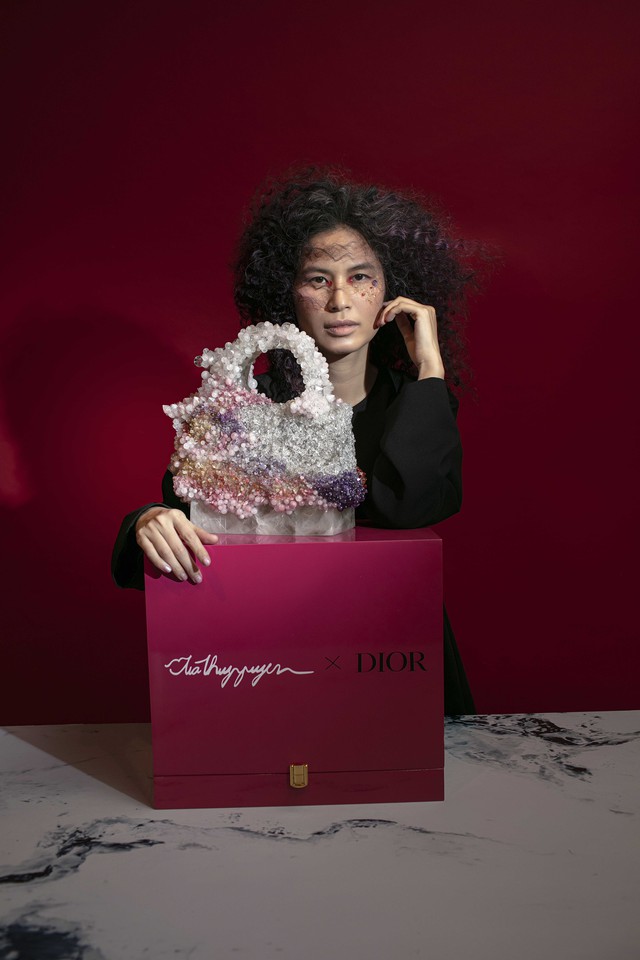 Cận cảnh túi Lady Cloud từ đá thạch anh của Tia-Thủy Nguyễn dành cho Dior- Ảnh 7.