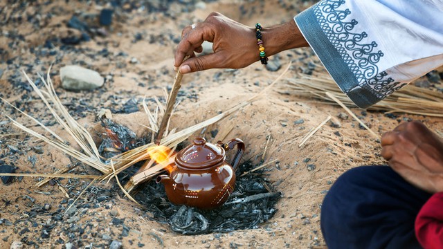 Uống 'chất lỏng bí ẩn' để truy tìm phù thủy, 50 người chết ở Angola- Ảnh 1.