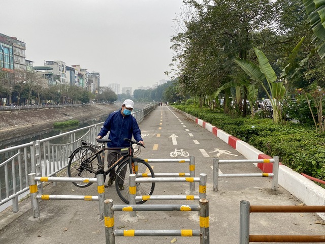 Người Hà Nội 'chê' đường dành cho xe đạp vì 'nặng mùi'- Ảnh 3.