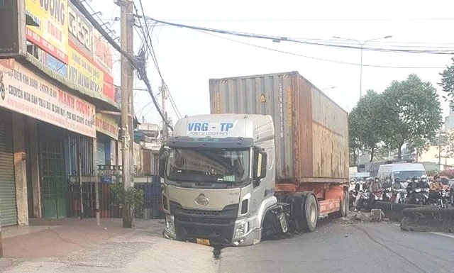 Nhiều người ở TP.HCM thoát chết khi xe container tông bay dải phân cách bê tông QL22- Ảnh 1.