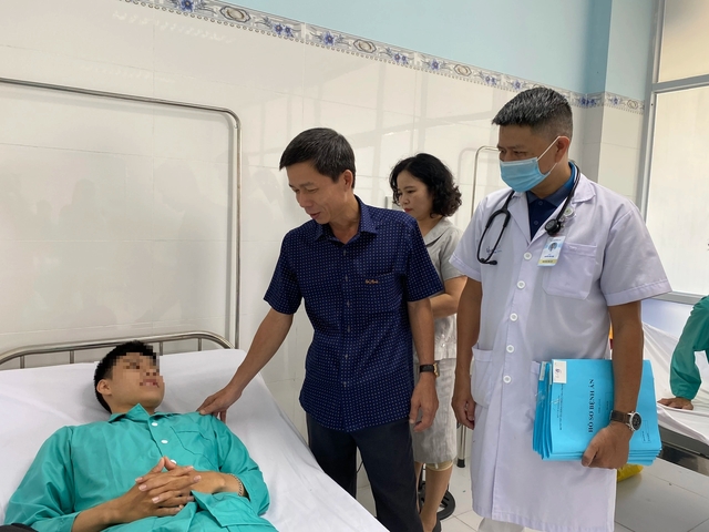 Vụ nghi ngộ độc cơm gà ở Nha Trang: 358 người nhập viện, 1 thai phụ điều trị tích cực- Ảnh 1.