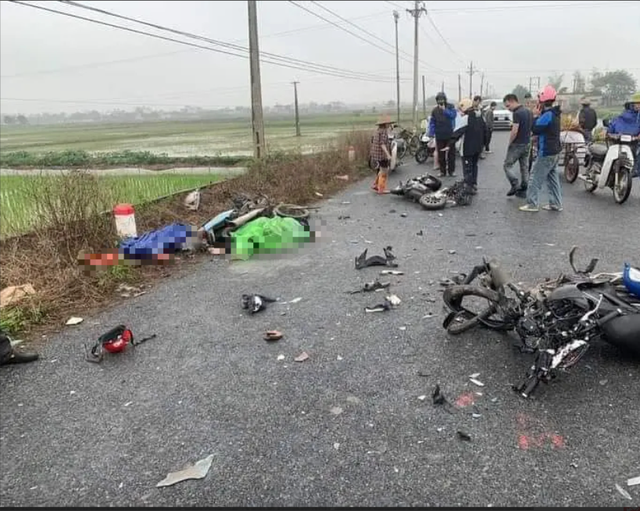 Va chạm giữa 2 xe máy và xe đạp điện, 1 người chết, 4 người bị thương- Ảnh 1.