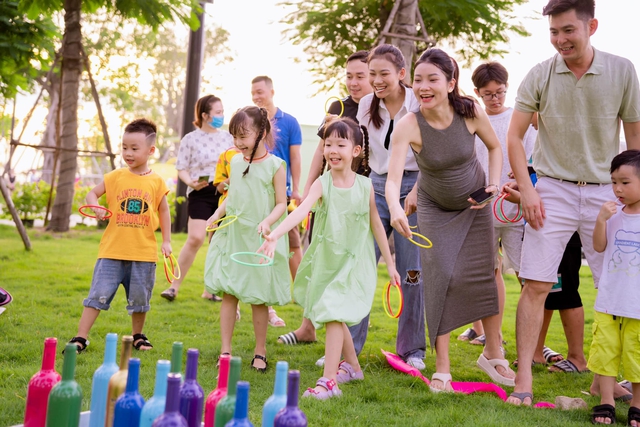 Cư dân và khách tham quan vui chơi tại khu đô thị xanh Eco Central Park