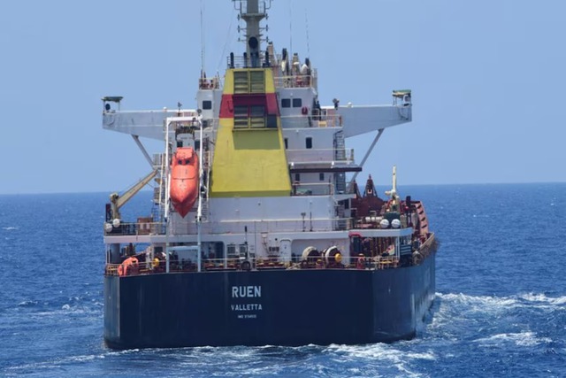 Kịch tính màn giải cứu tàu hàng từ tay cướp biển Somalia- Ảnh 1.