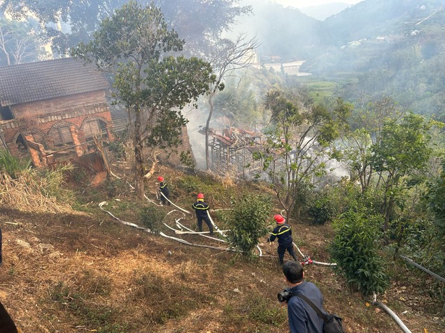 Đốt cỏ làm cháy khu homestay bỏ hoang ở Đà Lạt- Ảnh 2.