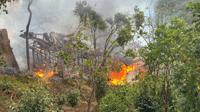 Đốt cỏ làm cháy khu homestay bỏ hoang ở Đà Lạt- Ảnh 1.