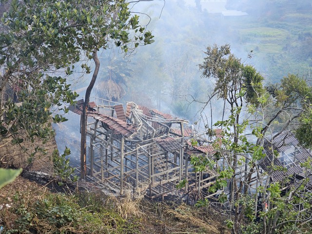 Đốt cỏ làm cháy khu homestay bỏ hoang ở Đà Lạt- Ảnh 4.