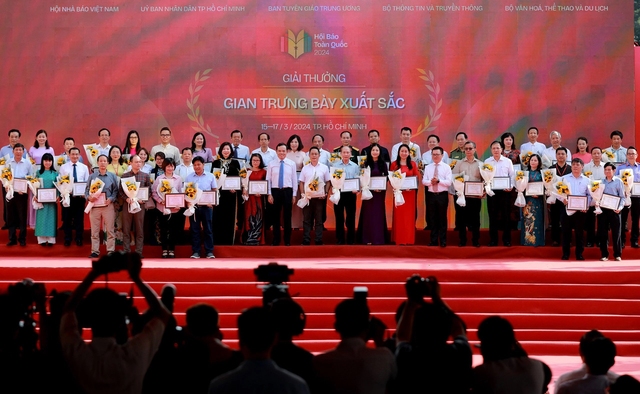 Phó thủ tướng Trần Lưu Quang trao giải và chúc mừng các tập thể đạt giải tại Hội Báo toàn quốc 2024 Ảnh: Ngọc Dương